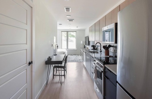 Eighth Avenue Apartment | Landing | Stylish Studio, Gym