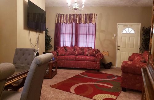 Vollintine-Evergreen House | Large Or Small We Can Handle Them All! 5 Bedroom Home Near Beale St.