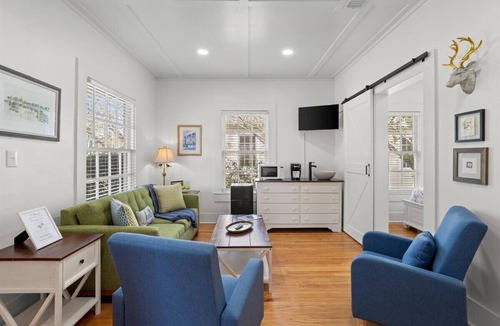 Laurel House | Laurel’s Historic Downtown 1930s Cottage