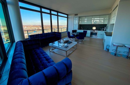 Hunters Point Apartment | Lift your expectations with this beautiful Penthouse