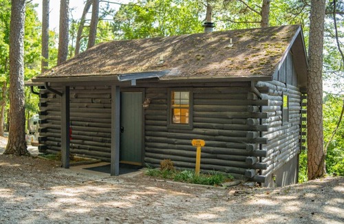 Eureka Springs Cabin | Log Cabin with Full Kitchen, Hot Tub, Fireplace, King + Pullout
