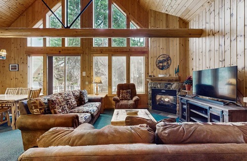 Redmond Ski Chalet | Log decor home with private hot tub, deck & shared pools & tennis