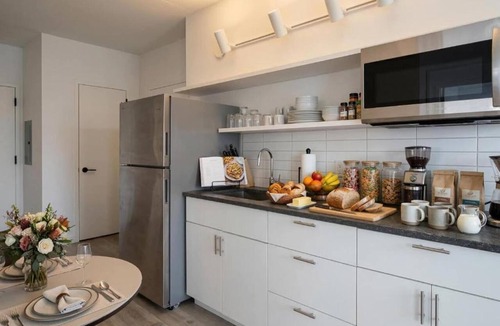 Hunters Point Apartment | Luxe 2 Bedroom Apartment | City View