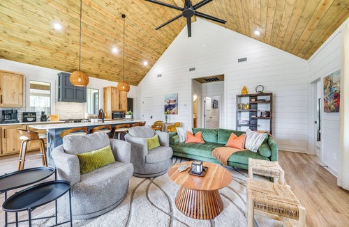 Broken Bow Cottage | Luxe Forest Hideaway Broken Bow w/Hot Tub Retreat