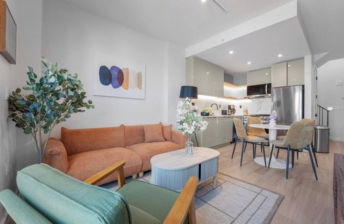Greenpoint Apartment | Luxury 2 bedroom-2 bath with private roof deck.