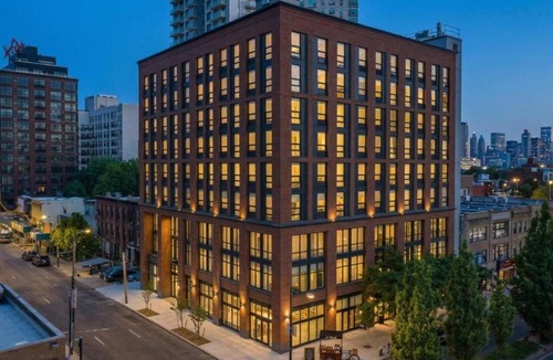Hunters Point Apartment | Luxury 2 Bedroom Apartment |Court Square