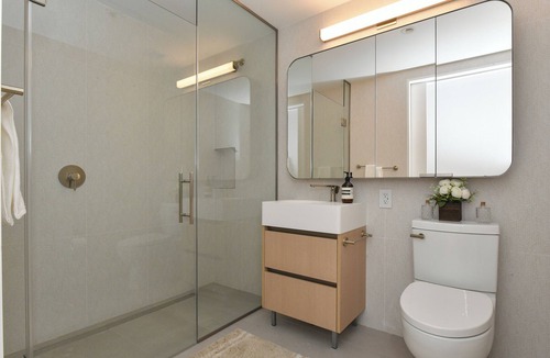 Financial District Apartment | Luxury 2BR in Financial District Skyline Views
