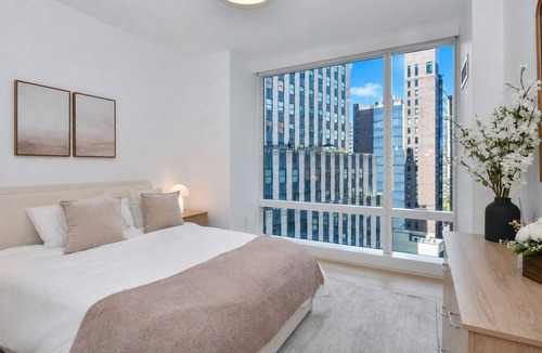 Financial District Apartment | Luxury 2BR in Financial District Skyline Views