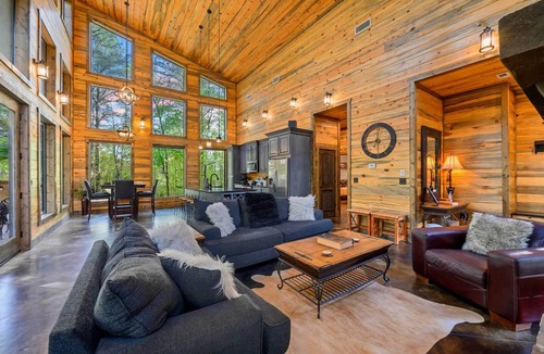 Broken Bow Cottage | Luxury Cabin in the Woods w/Hot Tub & Yard Games!