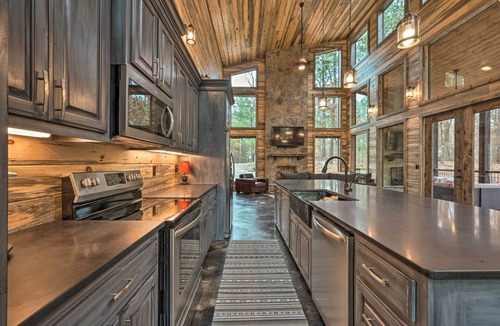 Broken Bow Cottage | Luxury Cabin in the Woods w/Hot Tub & Yard Games!