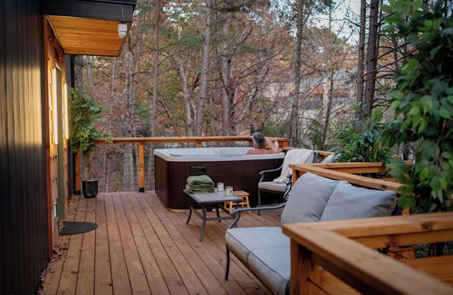 Eureka Springs Cabin | Luxury Forest Cabin w/Hot Tub 5 Min to Downtown