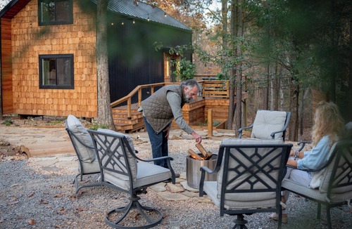Eureka Springs Cabin | Luxury Forest Cabin w/Hot Tub 5 Min to Downtown