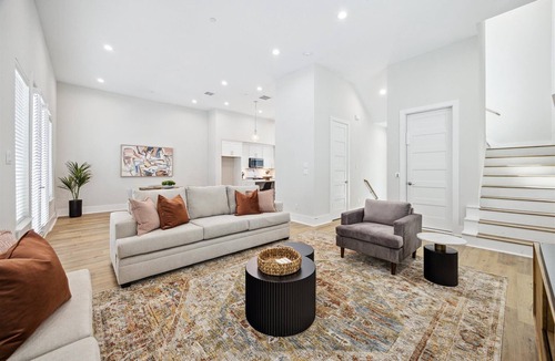 Spring Branch Central House | Luxury Group Retreat | Rooftop Deck + Chef's Kitchen | Sleeps 10