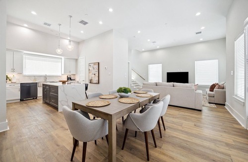 Spring Branch Central House | Luxury Group Retreat | Rooftop Deck + Chef's Kitchen | Sleeps 10