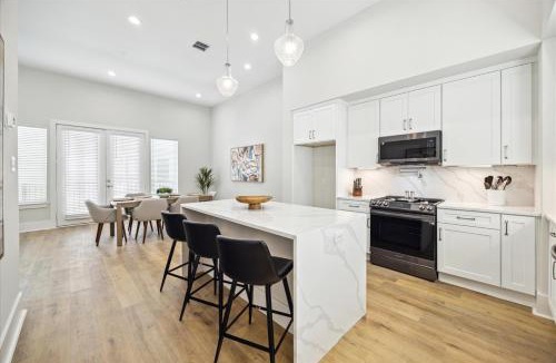 Spring Branch Central House | Luxury Group Retreat Rooftop Deck Chef's Kitchen Sleeps 10