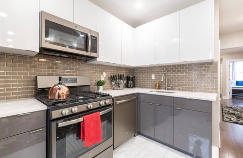 The Heights House | LUXURY house |13MIN TO NYC MANHATTAN|5 BEDROOMS! Sleeps 16+