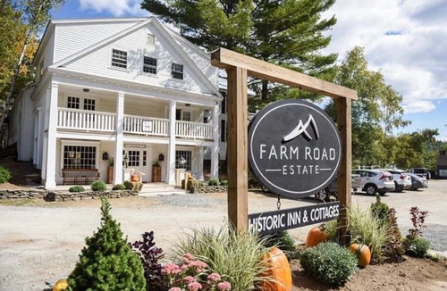 West Dover Resort | Luxury King Suite, Living Room w/sofa bed and jacuzzi tub
