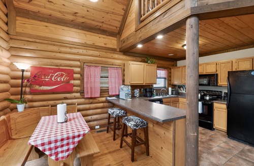 Higden House | Luxury Log cabin on the Lake Sleeps 12+ Pets