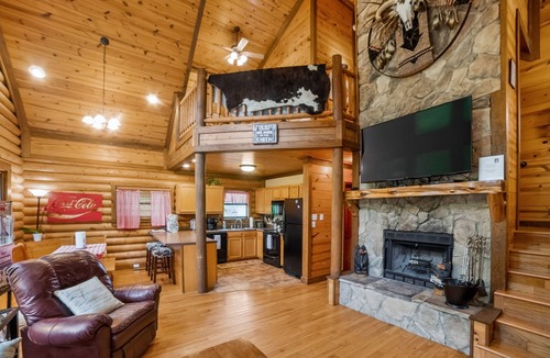 Higden House | Luxury Log cabin on the Lake Sleeps 12+ Pets