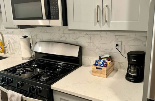 Historic Downtown Apartment | Luxury Studio Apartment - 7 Min Walk NYC Train
