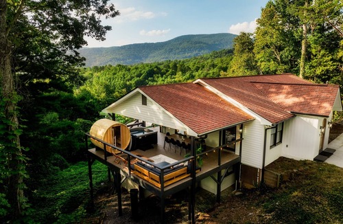 Fairview House | Luxury Summer Escape-HeatedPool-HotTub-Sauna-Views