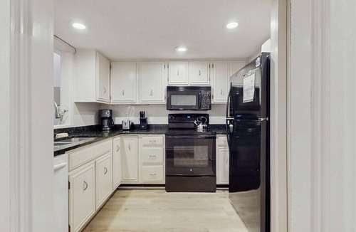 Sea Pines Condo | Marsh view Harbour Town condo with shared pool, close to shops & restaurants