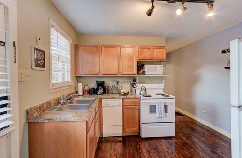 Midtown Apartment | Midtown Gated Spot | Steps To Overton Blues & BBQ
