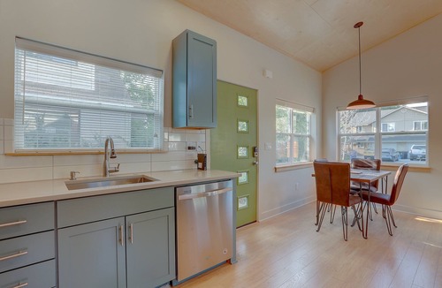 Larkspur House | MOD POD Sleek & Modern, A/C, Cozy Retreat, Walk to Downtown