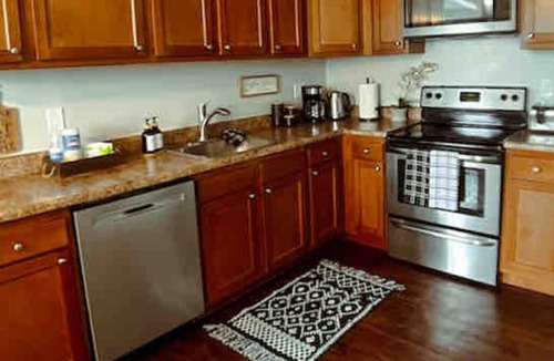 Shaw Apartment | Modern 2nd Floor Duplex Near Arenas, Hospitals, Universities & Major Attractions