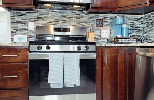 Elizabeth Apartment | Modern 3BR 2BA Near EWR & NYC Parking