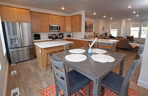 South Salt Lake House | Modern 3BR Retreat Mtn Views & Garage Parking