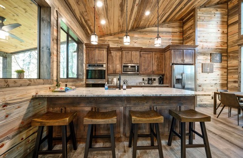 Broken Bow Cabin | Modern and Luxury Cabin, 2 BR 2.5 Bath, Sleeps 9 max, 2 Pets Max with Pet Fee
