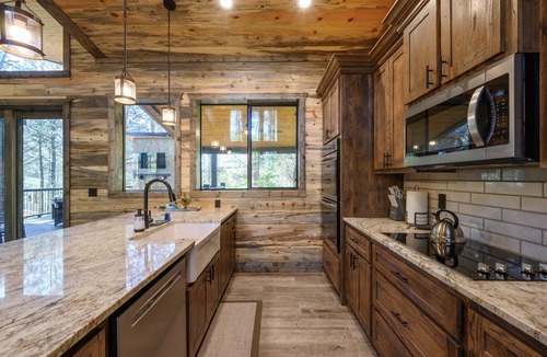 Broken Bow Cabin | Modern and Luxury Cabin, 2 BR 2.5 Bath, Sleeps 9 max, 2 Pets Max with Pet Fee