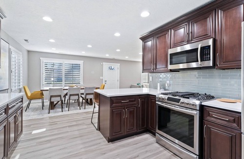 Fairpark House | Modern & Cozy Retreat ~ Hot Tub ~ Mins to Downtown