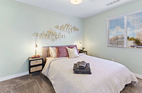 Fairpark House | Modern & Cozy Retreat ~ Hot Tub ~ Mins to Downtown