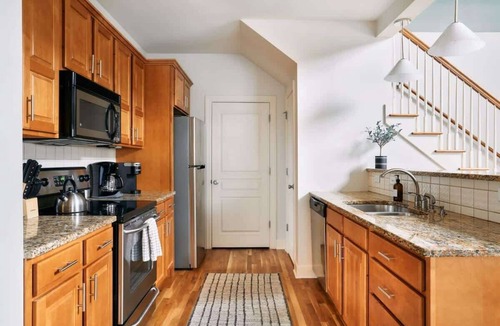 Hillsboro West End House | Modern Home next to Vanderbilt Campus with Parking | Screened Porch & Workspace | Walk to Hillsboro Village, Fido & Pancake Pantry | Minutes to Music Row, 12 South & Broadway | Perfect for Families, Friends & University Visits