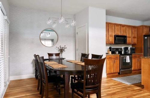 Hillsboro West End House | Modern Home next to Vanderbilt Campus with Parking | Screened Porch & Workspace | Walk to Hillsboro Village, Fido & Pancake Pantry | Minutes to Music Row, 12 South & Broadway | Perfect for Families, Friends & University Visits