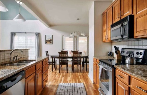 Hillsboro West End House | Modern Home next to Vanderbilt Campus with Parking | Screened Porch & Workspace | Walk to Hillsboro Village, Fido & Pancake Pantry | Minutes to Music Row, 12 South & Broadway | Perfect for Families, Friends & University Visits