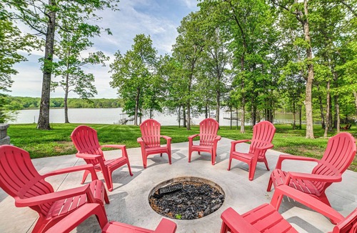 New Concord House | Modern Kentucky Lake Home w/Deck, Dock, View