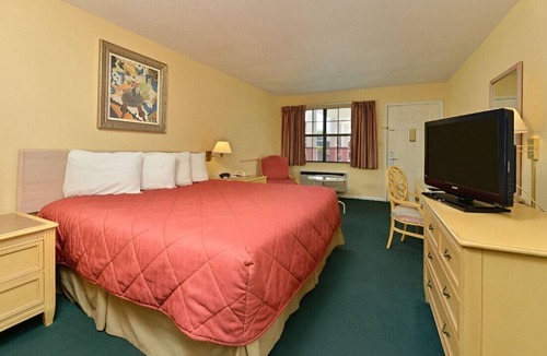 Meridian House | Modern King Room w/ Elegant Ambiance! Free WiFi