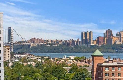 North Bergen House | Modern Luxury 4BR Townhome Den NYC Views