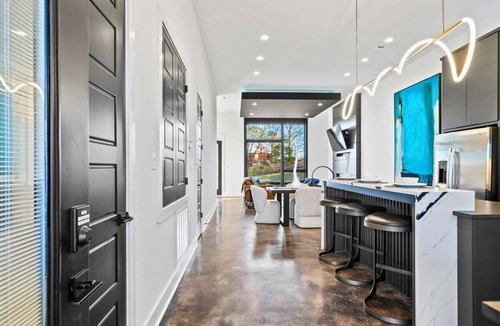 Piney House | Modern Retreat with Rooftop and Lake Access