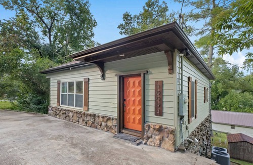 Rogers House | Monte Ne Lodge - Steps to Beaver Lake