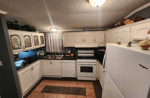 Raleigh House | MONTHLY STAYS 10BR Cabin-Style Home – Secluded Compound with abundant parking