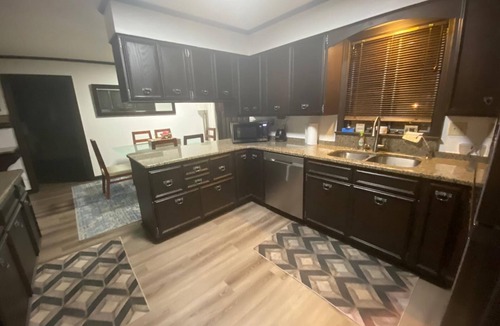 Ellendale House | Monthly Stays- Luxurious 9 BR + Extra Space Beds with Pool-Lounge Bar