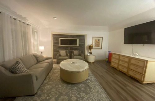 Ellendale House | Monthly Stays- Luxurious 9 BR + Extra Space Beds with Pool-Lounge Bar