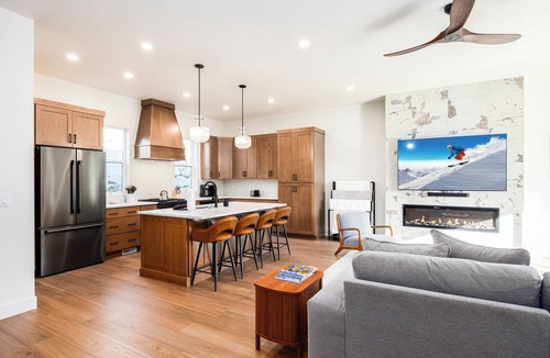 Deer Mountain House | Mountain Luxury, Private Hot Tub & Grill, Close to Slopes, Minutes to Historic Main Street!