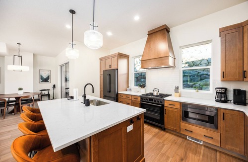 Deer Mountain House | Mountain Luxury, Private Hot Tub & Grill, Close to Slopes, Minutes to Historic Main Street!