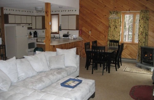 West Dover House | Mt. Snow Townhouse -2 Miles to Mt. Snow, Outdoor Hottub, 2 fireplaces-wood & gas