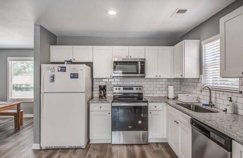Ellendale House | Near Downtown, Shelby Farms Park - Crievewood Cove